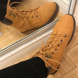 Mia Lace-up boots